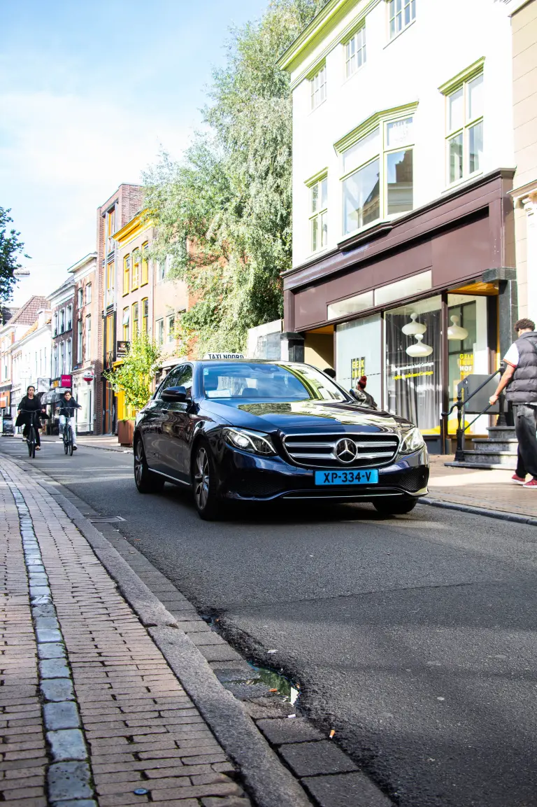 Taxi Noord Mercedes op Groningse gracht